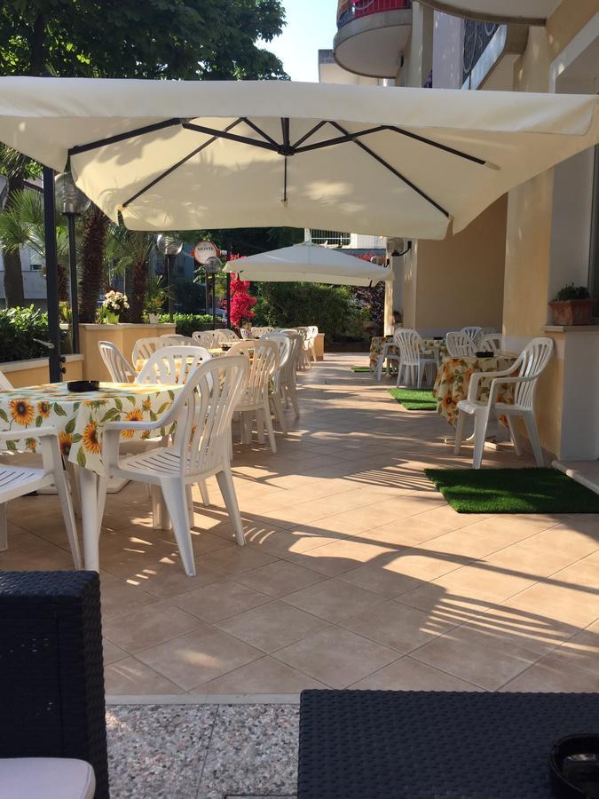 Hotel Monti Riccione Buitenkant foto