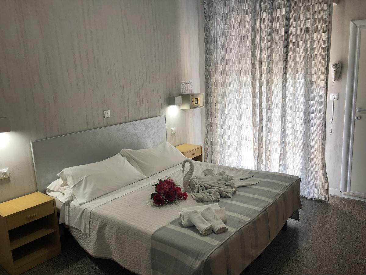 Hotel Monti Riccione Buitenkant foto